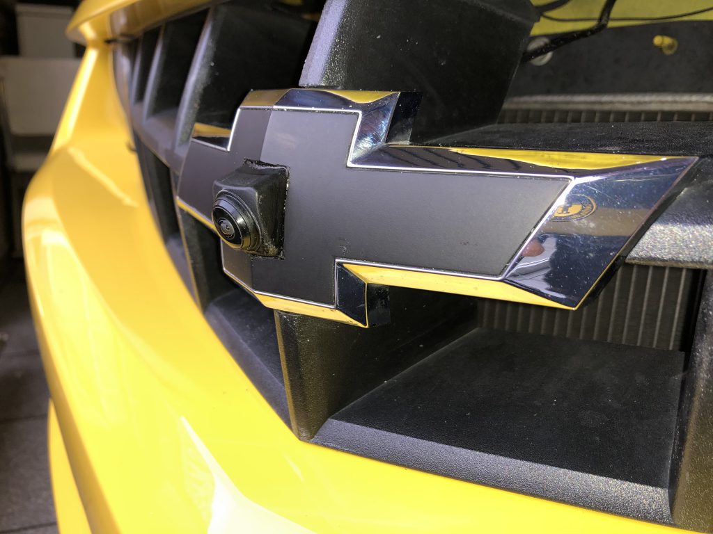 Chevrolet Camaro Cabrio Ampire Frontkamera im Emblem Nachrüsten im