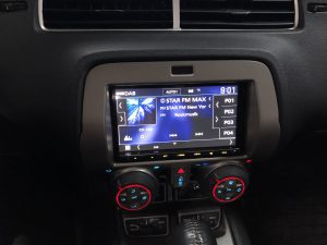 Multimedia Navigationssystem Radio Einbau FrontKamera Kenwood Ampire Rückfahrkamera Nachrüsten im Chevrolet Camaro ZL